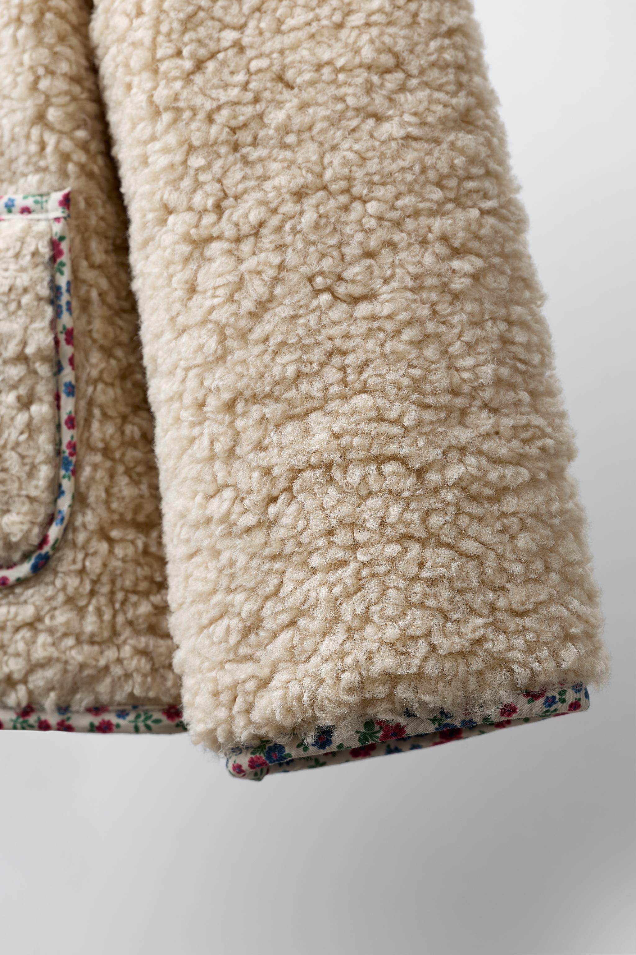 VESTE EFFET MOUTON À LISERÉS FLEURIS